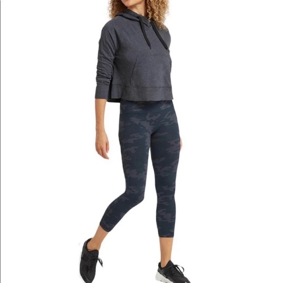 SPANX Look at Me Now Seamless Cropped Leggings in Black Camo - Picture 13 of 13